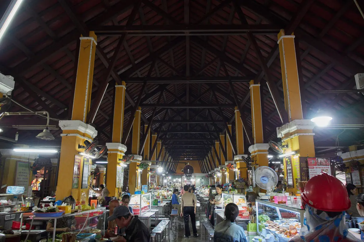 Food stalls inside the Hoi An market hall