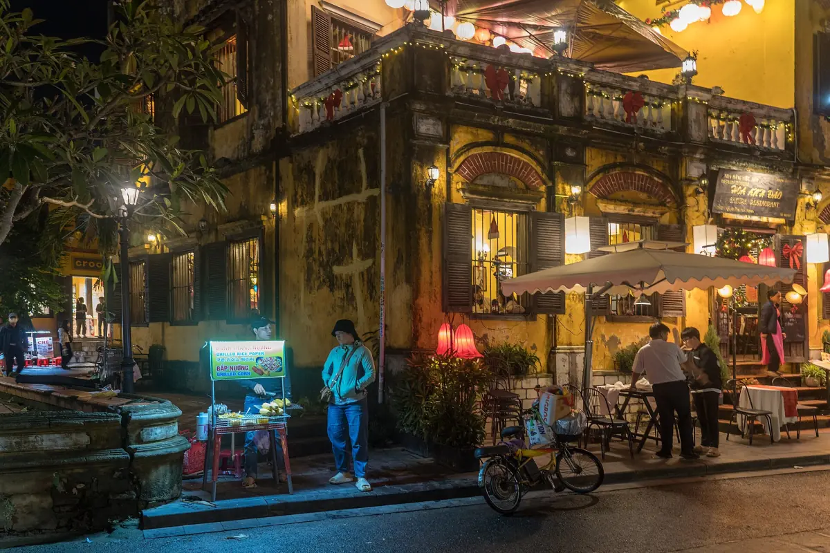 Eine Straßenecke in der Altstadt von Hoi An bei Nacht